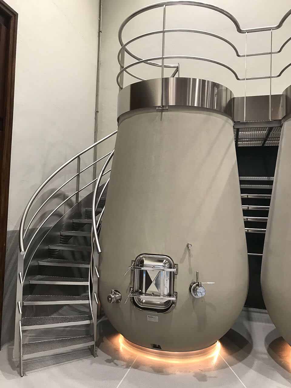 Pasamanos de acero inoxidable con diseño adaptado a escalera